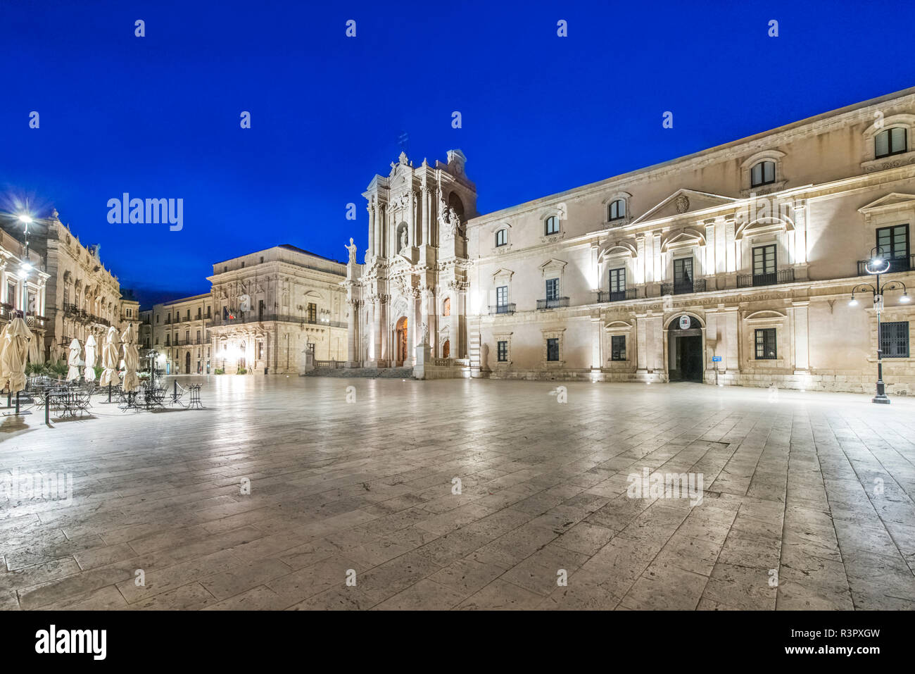 Europa, Italia, Sicilia, Siracusa, Piazza Duomo al amanecer Foto de stock