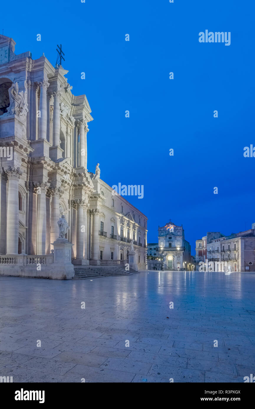 Europa, Italia, Sicilia, Siracusa, Piazza Duomo al amanecer Foto de stock