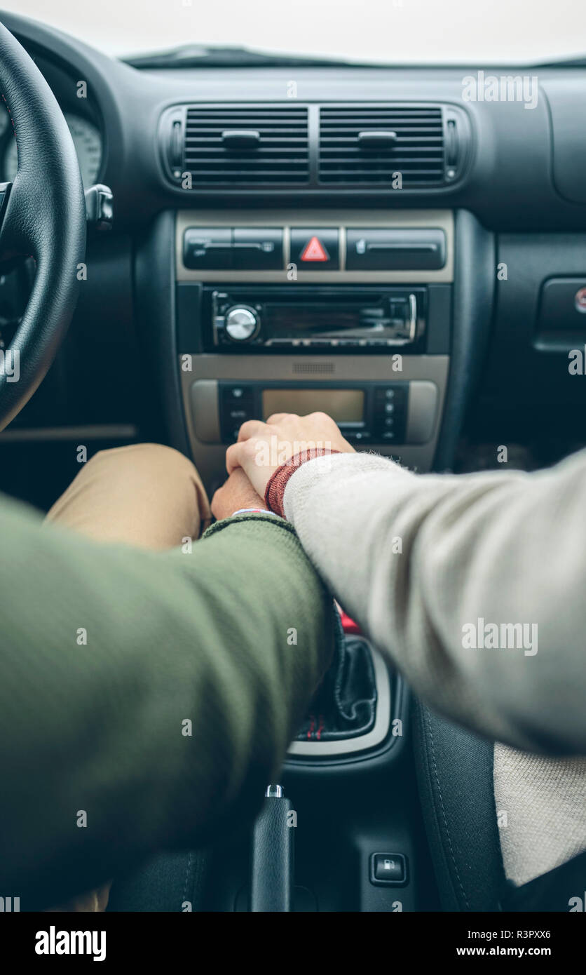 Estás dañando tu coche por conducir con la mano apoyada en la palanca de  cambios?