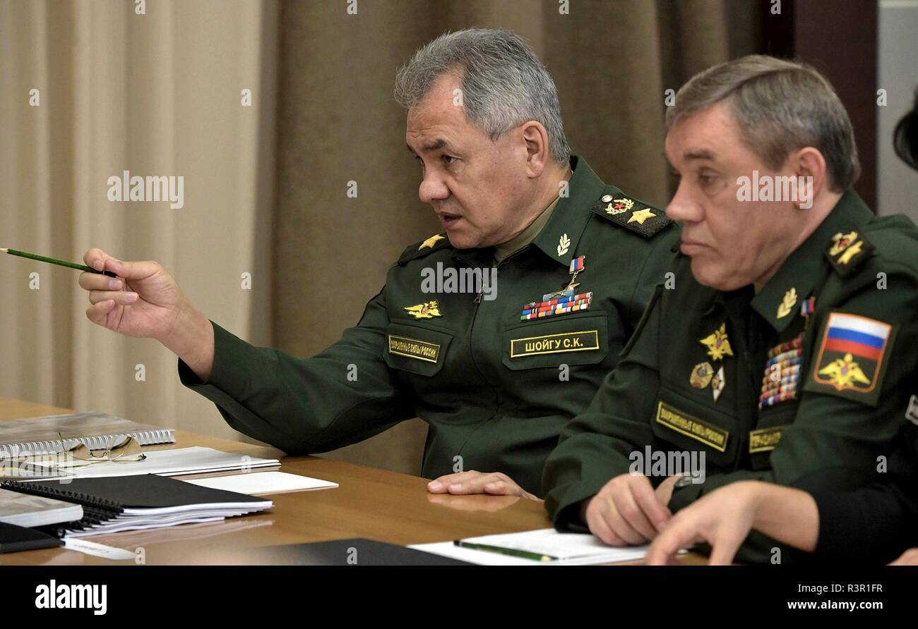 El Ministro de Defensa ruso Sergei Shoigu, izquierda, y el Jefe de las Fuerzas Armadas del personal Gen. Valery Gerasimov antes de la reunión con el liderazgo del Ministerio de Defensa el 21 de noviembre de 2018, en Sochi, Rusia. Foto de stock