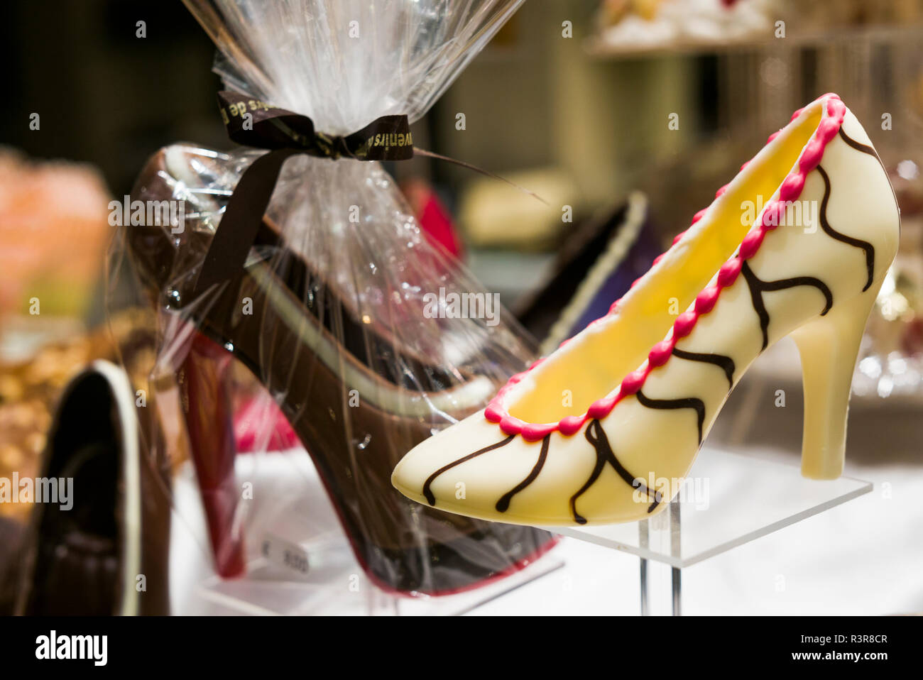 Bélgica, Brujas. Tienda de chocolates belgas, los zapatos de tacón alto de  chocolate Fotografía de stock - Alamy