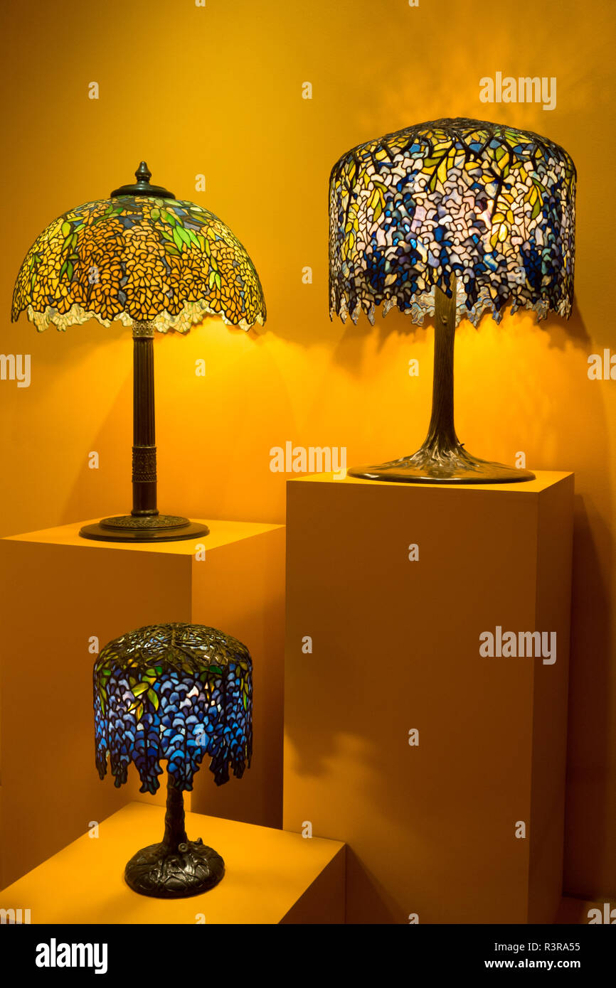 Lámparas de Tiffany en exhibición en el museo de Charles Hosmer Morse, Winter Park, Florida, Estados Unidos de América, América del Norte Foto de stock