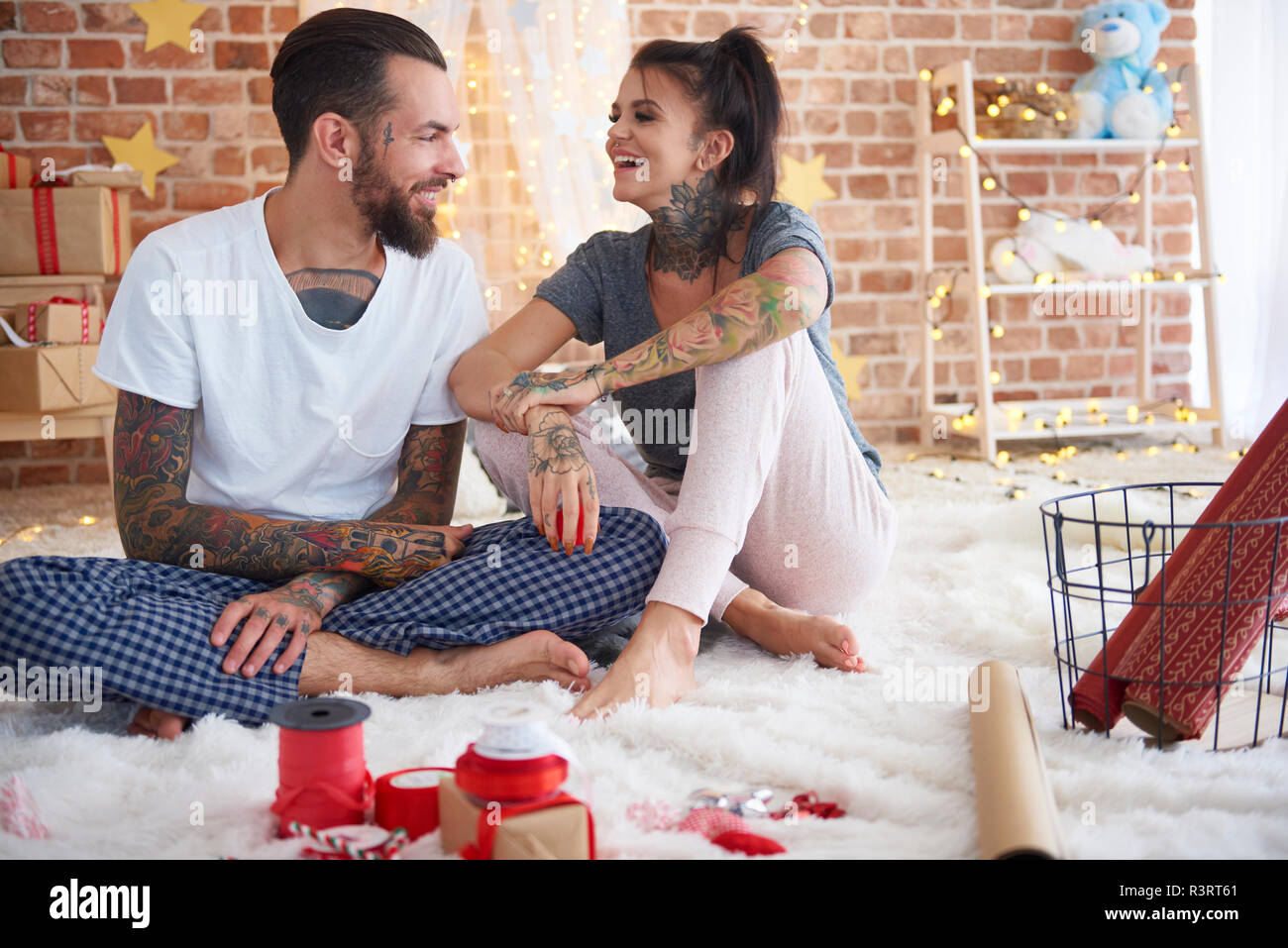 Feliz pareja joven en casa en época de Navidad Foto de stock