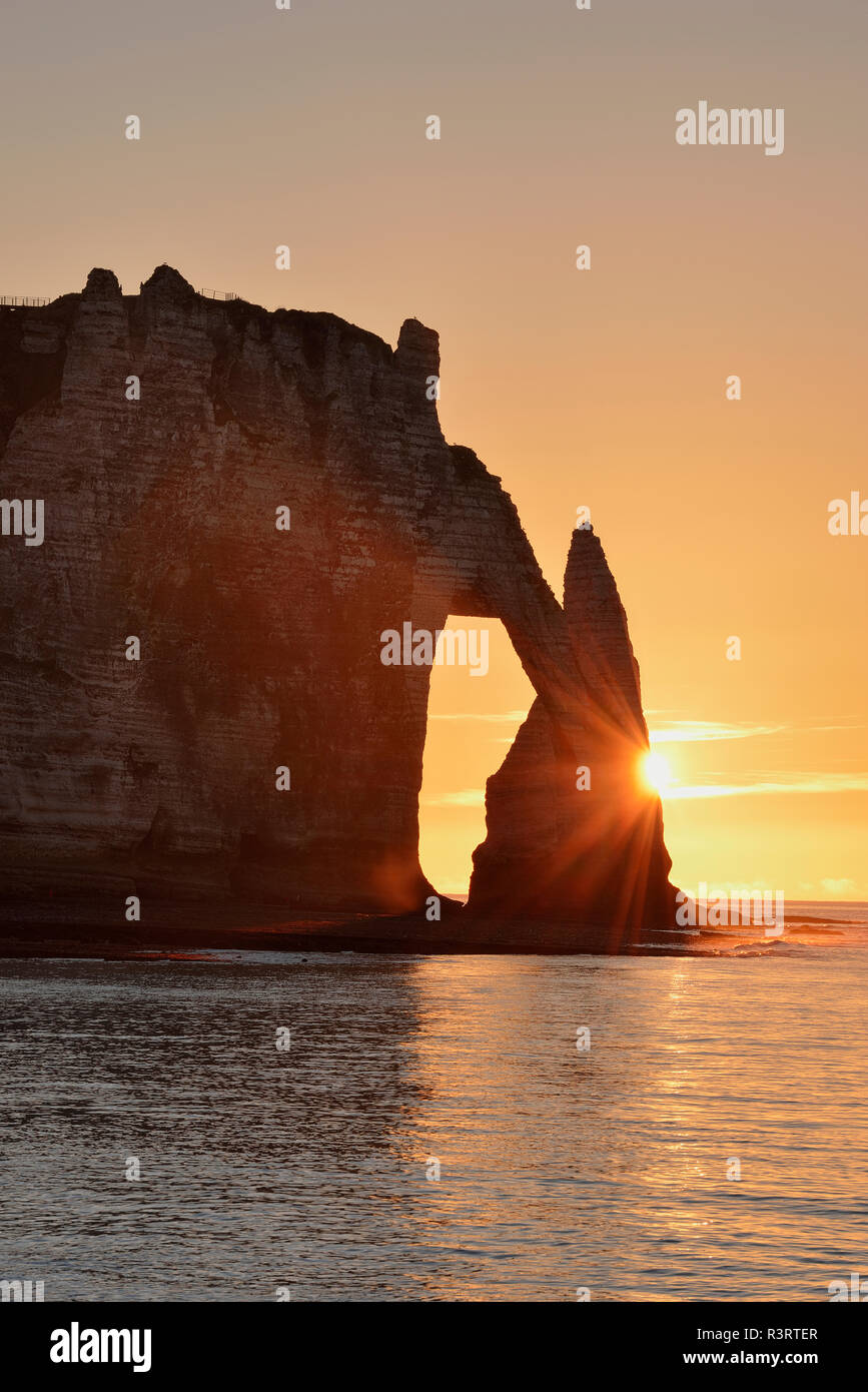 Francia, Normandía, Cote d'Albatre, rock coast de Etretat al atardecer Foto de stock