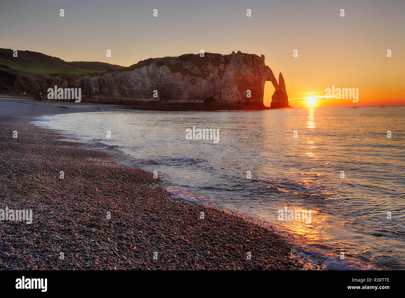 Francia, Normandía, Cote d'Albatre, rock coast de Etretat al atardecer Foto de stock