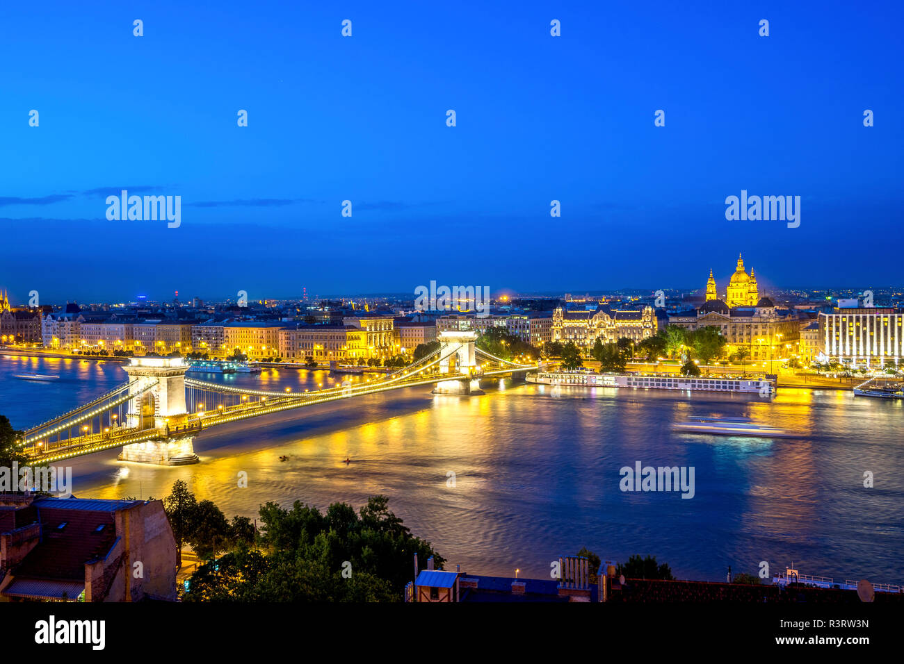 Hungría, Budapest, vista desde Buda a Pest con el puente de la cadena, hora azul Foto de stock