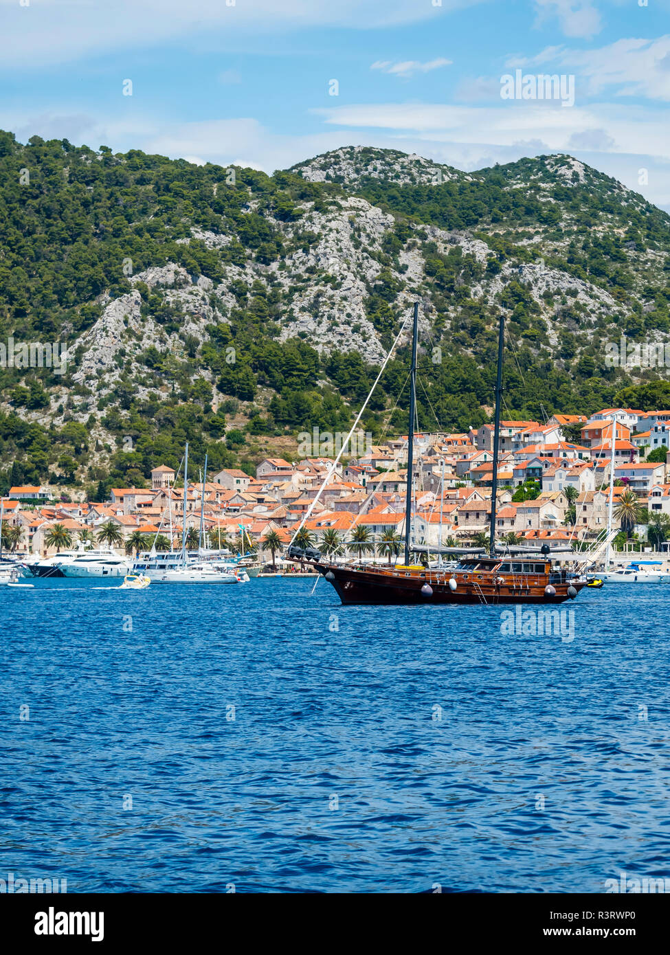 Croacia, Mar Adriático, Dalmacia, Hvar, ciudad costera y barco tradicional Foto de stock