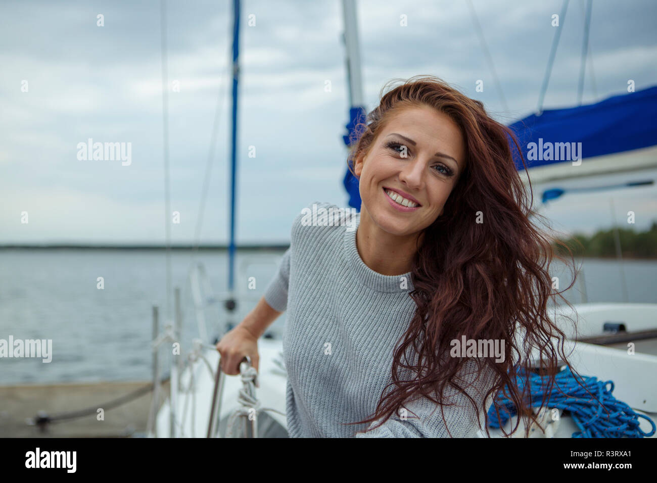 Retrato de mujer, divirtiéndose en un barco de vela Foto de stock