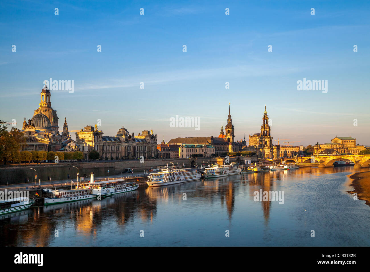 Alemania, en el Estado federado de Sajonia, Dresden, vista de la ciudad en la noche Foto de stock