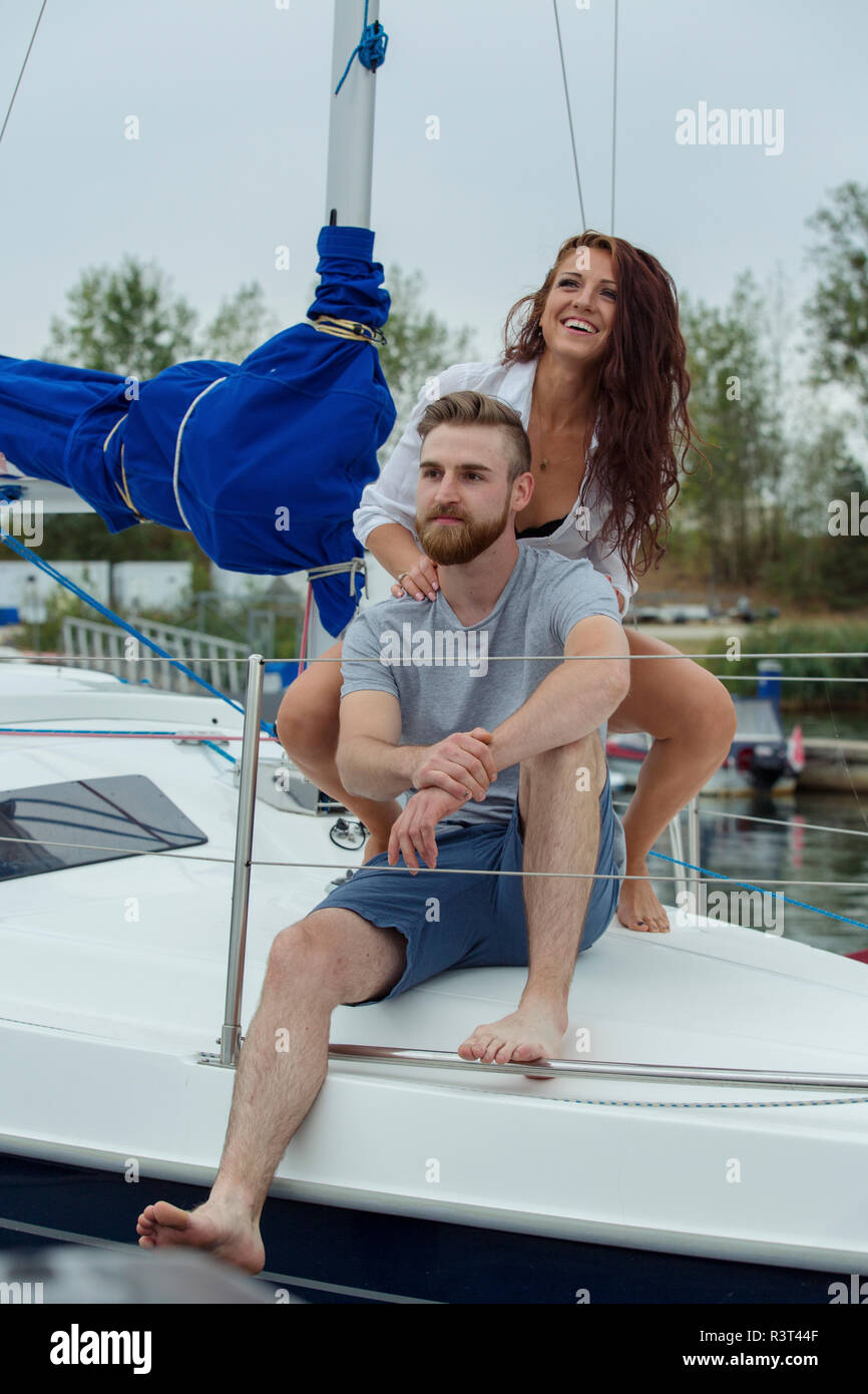 Par relajarse juntos en un barco de vela Foto de stock