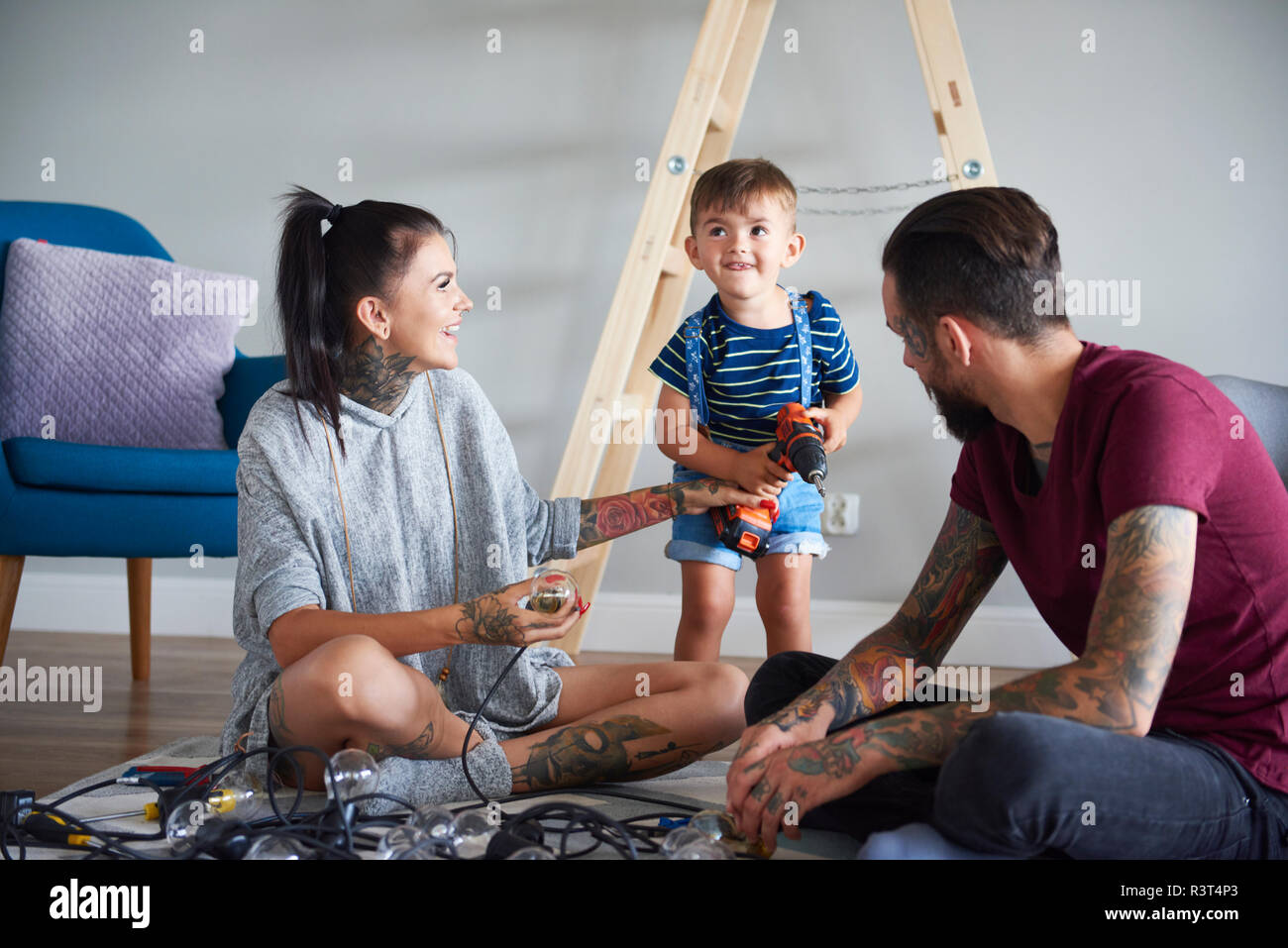 Feliz familia moderna decorar el hogar para Navidad Foto de stock