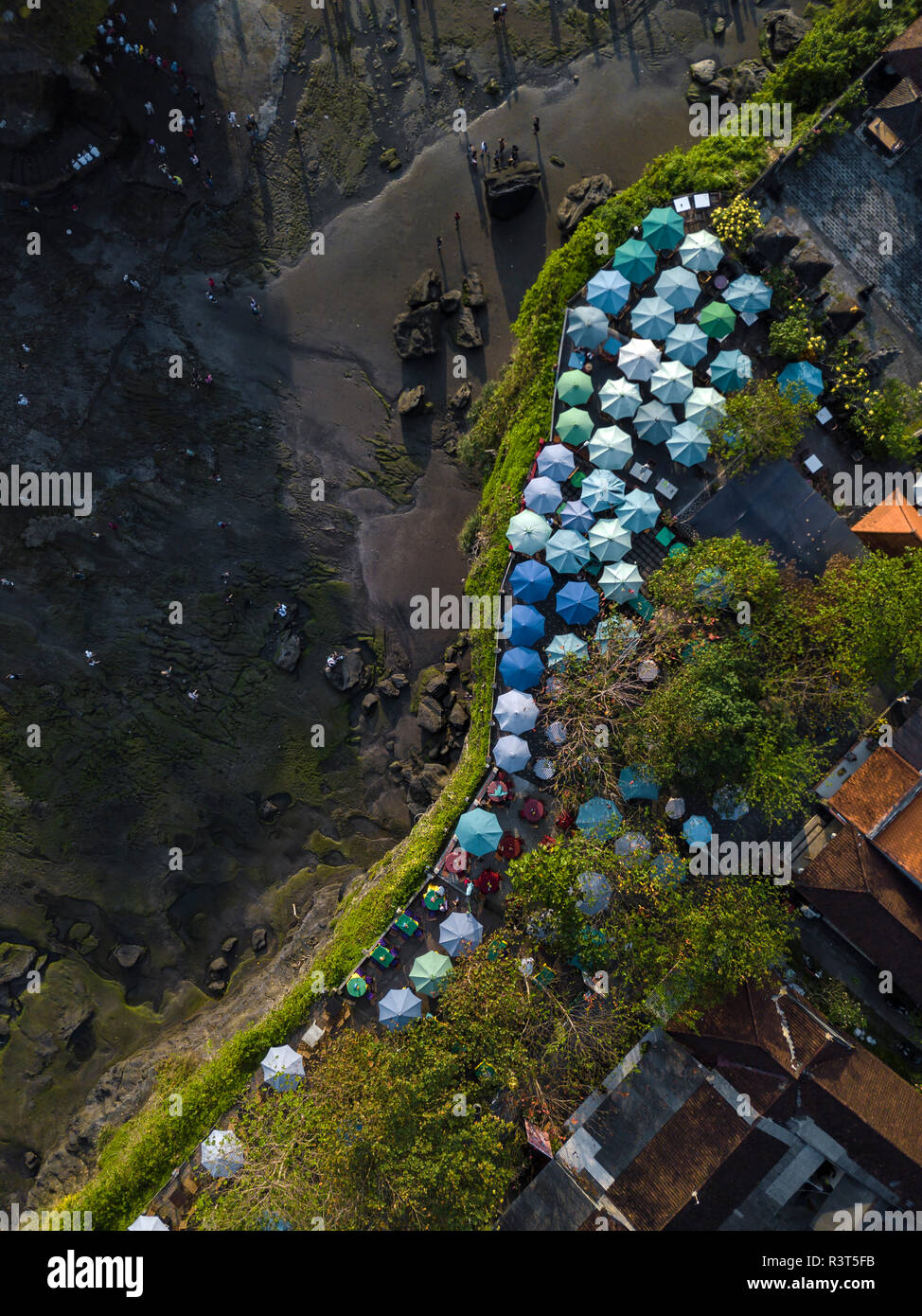 Indonesia, Bali, vista aérea de sombrillas en Tanah Lot Temple Foto de stock