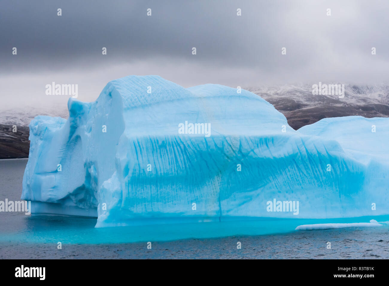 Groenlandia. Al noreste del Parque Nacional de Groenlandia. Kong Oscar fiordo. Iceberg mostrando un interesante patrón de fusión. Foto de stock