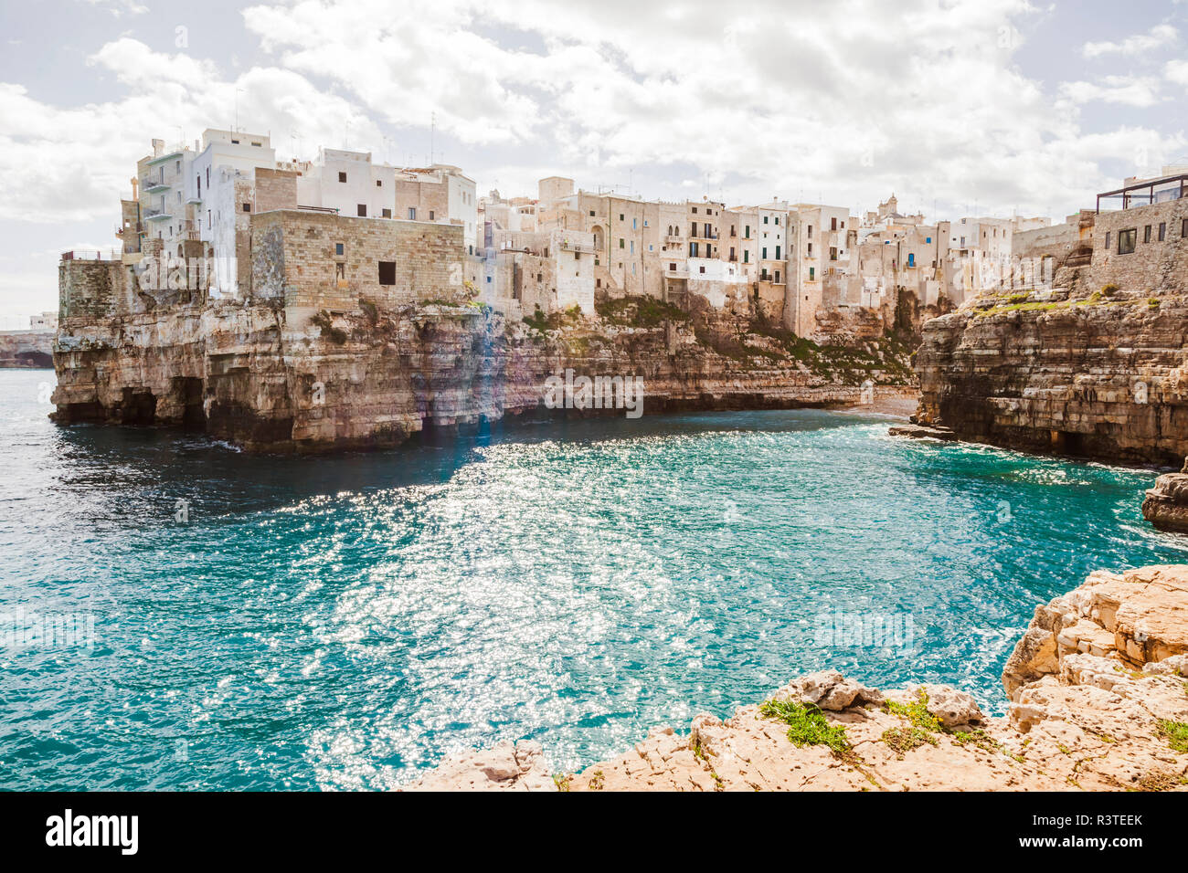 Italia, Apulia, Polognano a Mare, vistas al casco histórico de la ciudad Foto de stock