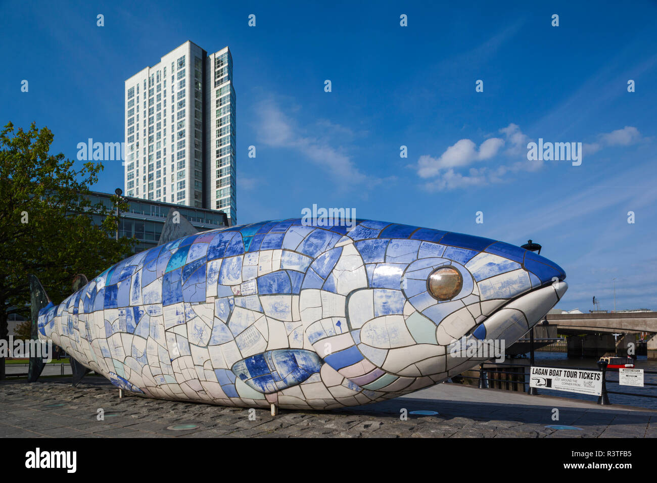 Reino Unido, Irlanda del Norte, Belfast, Bigfish escultura por John amabilidad Foto de stock