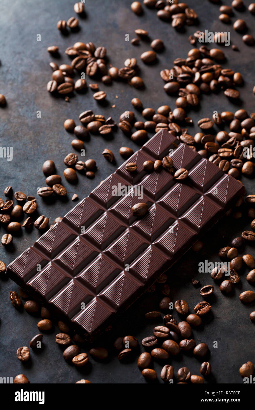 Los granos de café recién tostados y chocolate oscuro Foto de stock