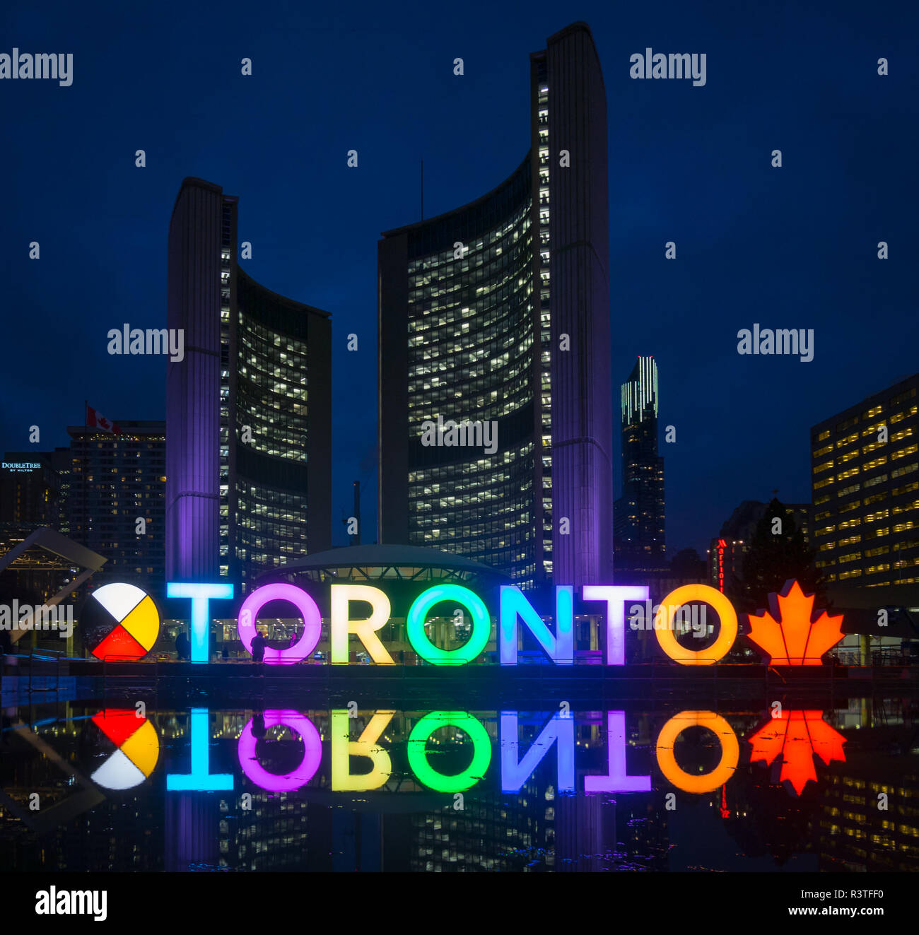Una vista de noche del 3D, signo de TORONTO Toronto City Hall (Nuevo Ayuntamiento), y Nathan Phillips Square, en el centro de Toronto, Ontario, Canadá. Foto de stock