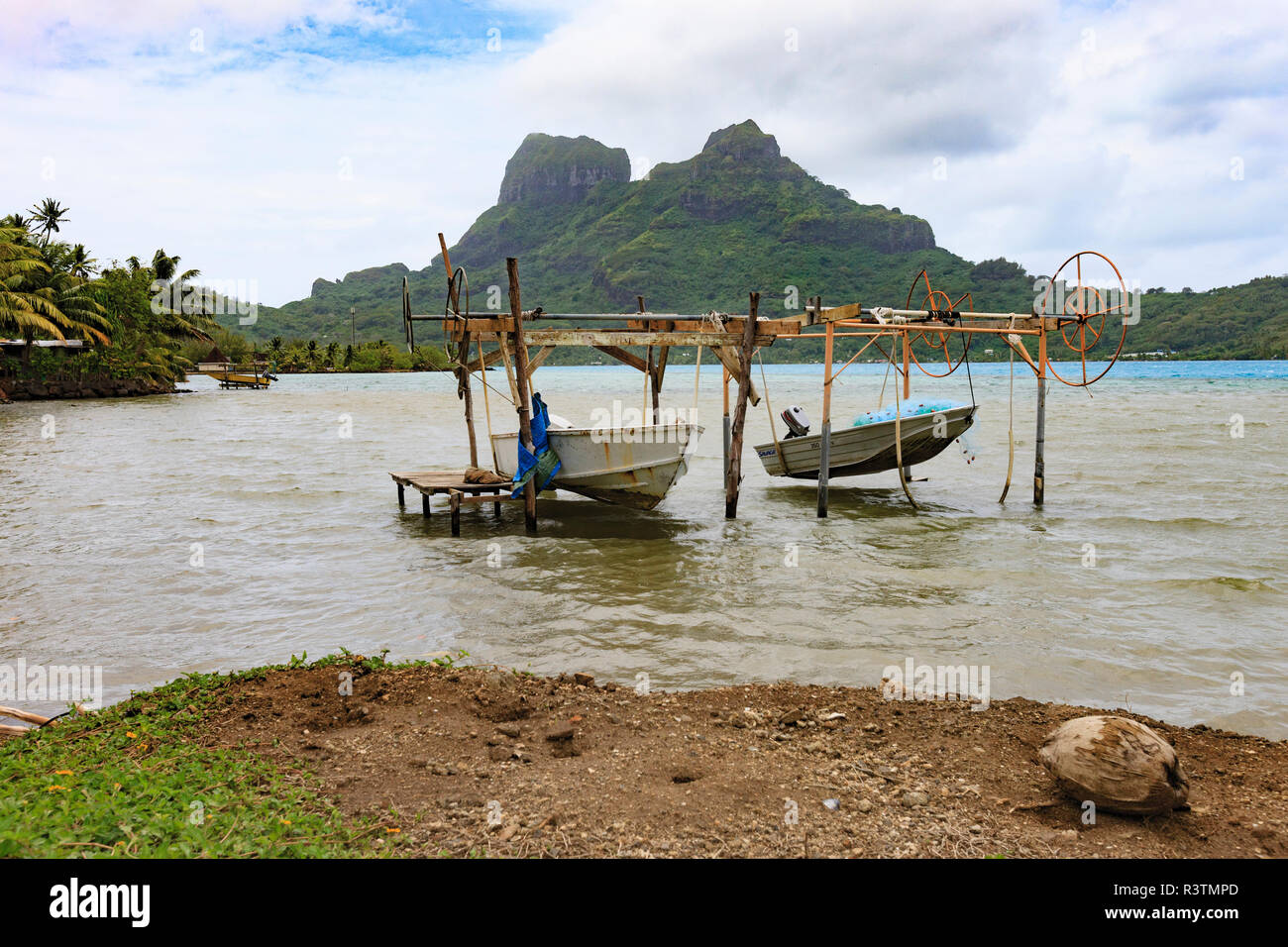 Vista de la laguna con barcos amarrados. Bora Bora. La Polinesia Francesa. Foto de stock