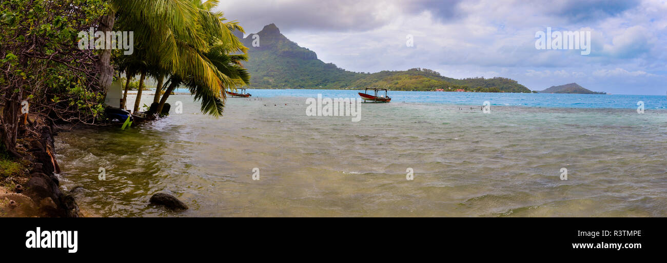 Panorama. Vista a la laguna con barcos amarrados. Bora Bora. La Polinesia Francesa. Foto de stock