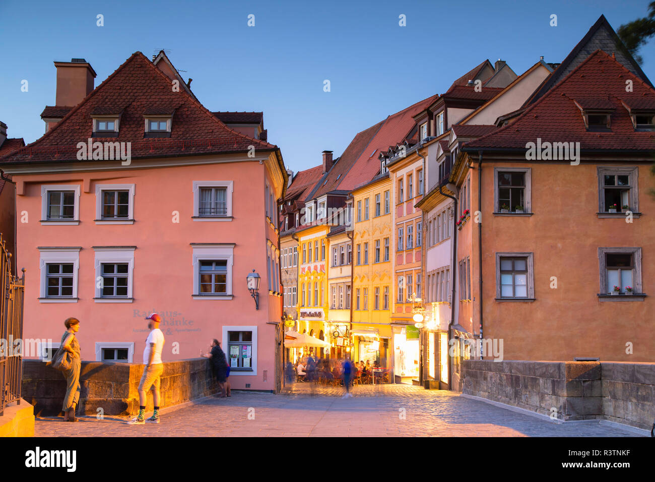 Restaurantes y Obere Brucke (Puente Viejo) al atardecer, Bamberg (Patrimonio de la Humanidad de la UNESCO), Baviera, Alemania Foto de stock