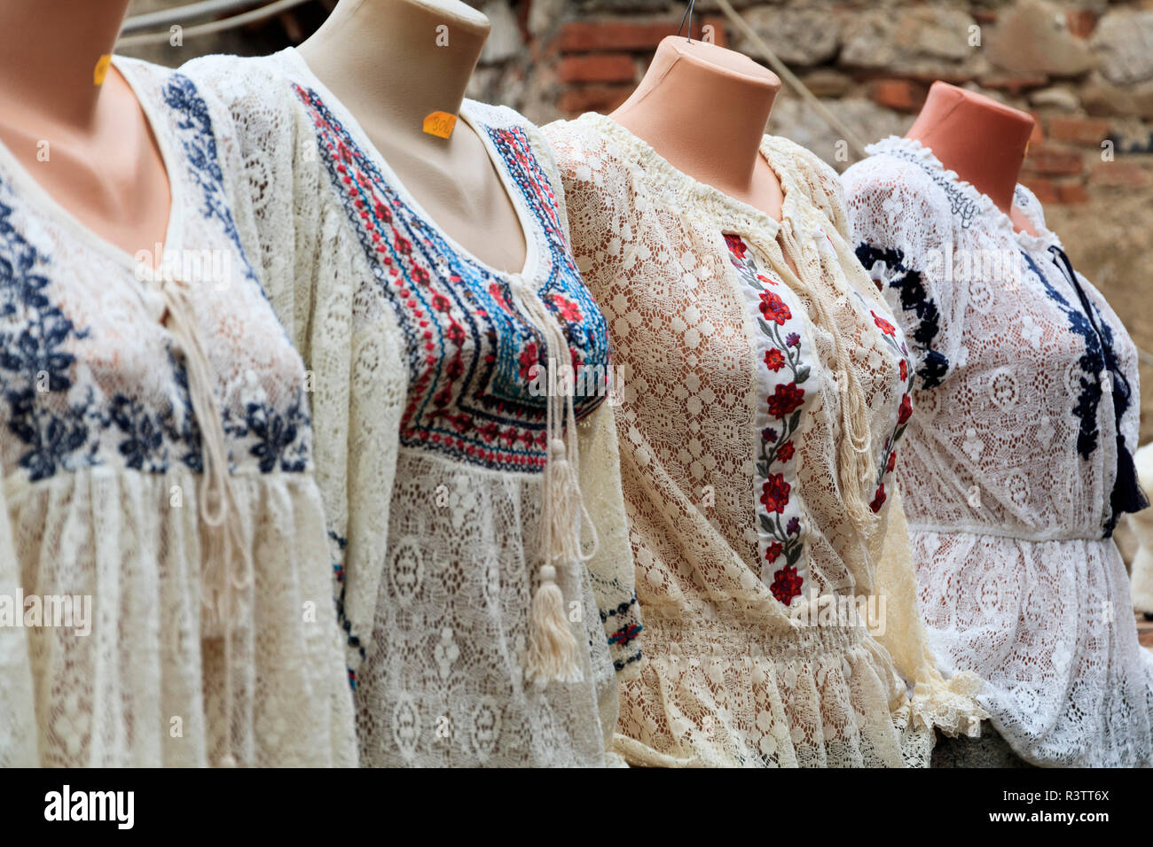 Europa, Rumania. El rumano bordado, costura y las blusas de mujeres Fotografía -