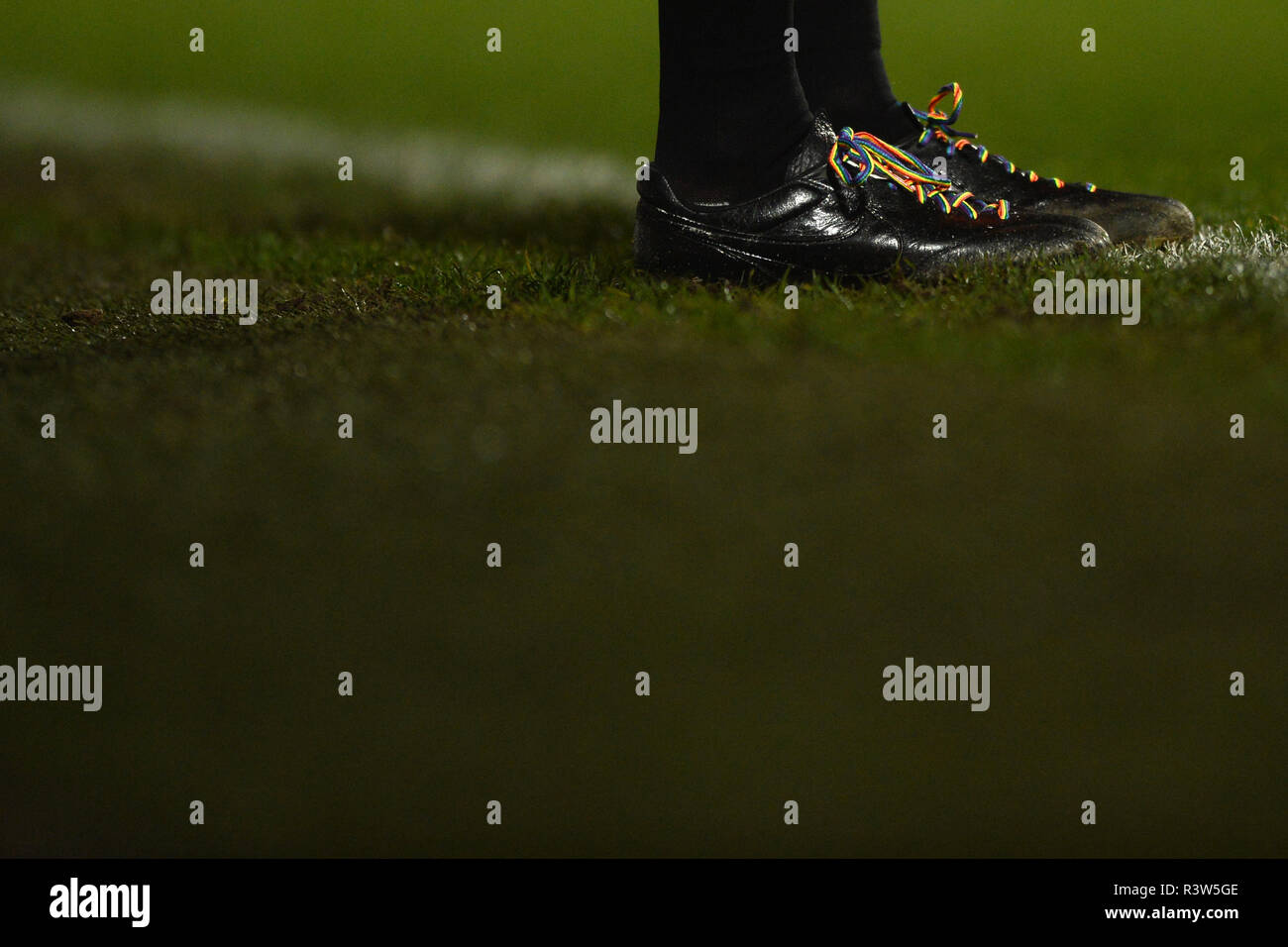 Árbitro asistente llevar cordones 'Arco Iris' en sus botas para la  homofobia y la transfobia biphobia conciencia - el Ipswich Town v West  Bromwich Albion, Sky B Fotografía de stock - Alamy