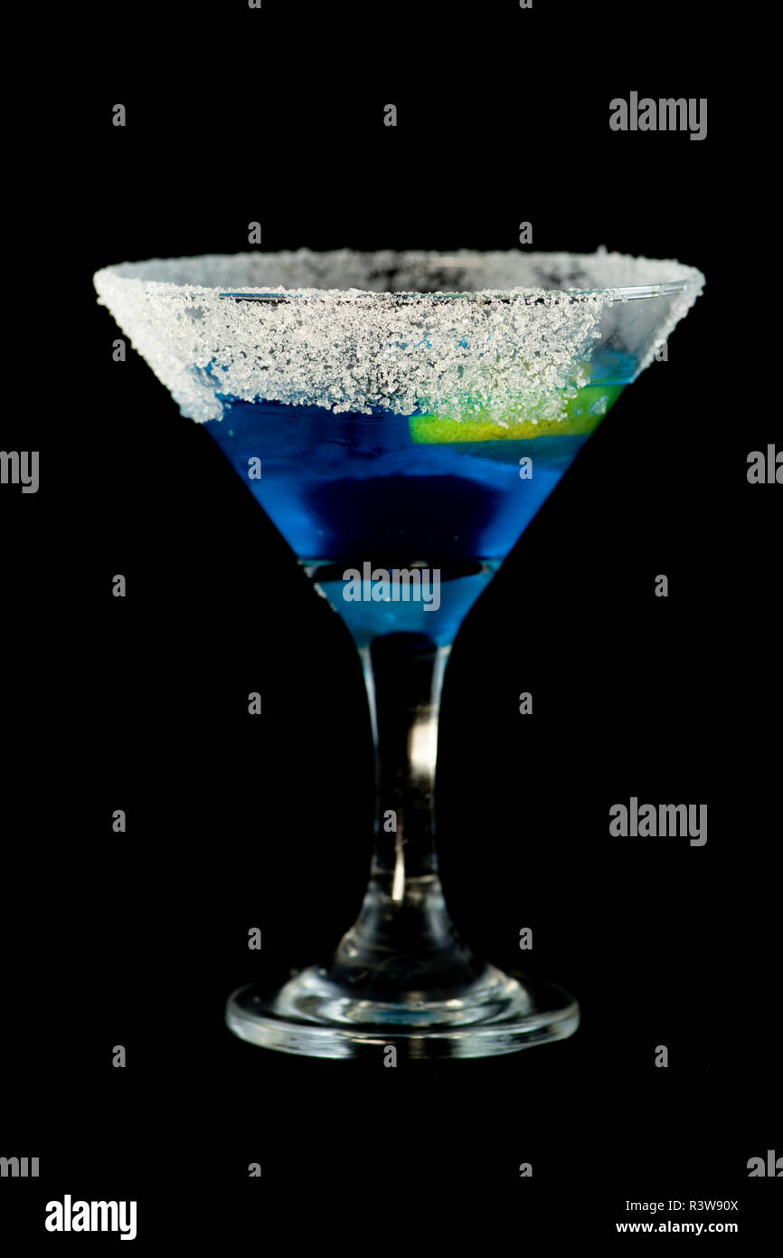 Blue kamikaze cóctel con vodka, Blue Curacao, jugo de limón, azúcar y limón  wedge Fotografía de stock - Alamy