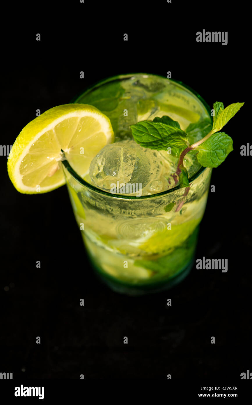 Mojito cóctel con ron, azúcar zumo de limón, menta y agua de soda con fondo negro aislado Fotografía de stock - Alamy