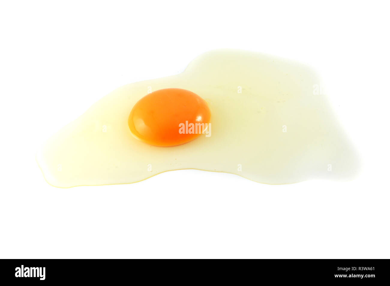 Las yemas de huevo fresco / huevo crudo rompe batir cocinar alimentos aislado sobre fondo blanco - Crack con yemas de huevos de pollo Foto de stock