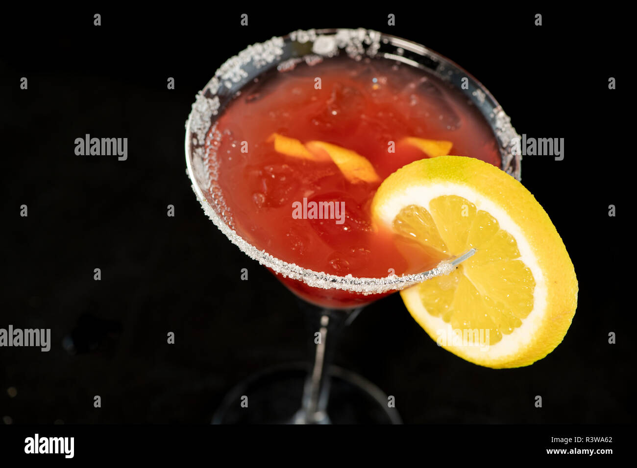 Cosmopolitan cóctel con jugo de arándano, vodka, jugo de limón y cointreau aislados con fondo