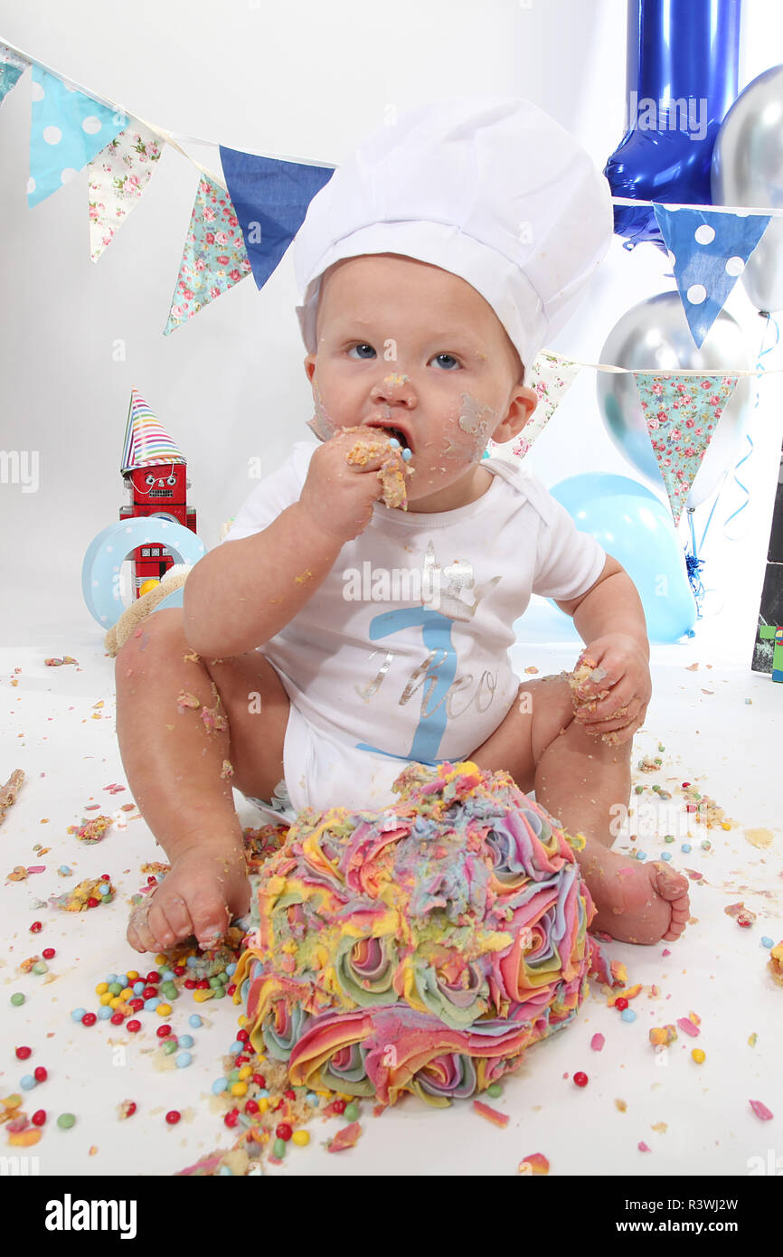 Niño de 1 año de edad, smash Pastel Pastel de cumpleaños Fotografía de  stock - Alamy