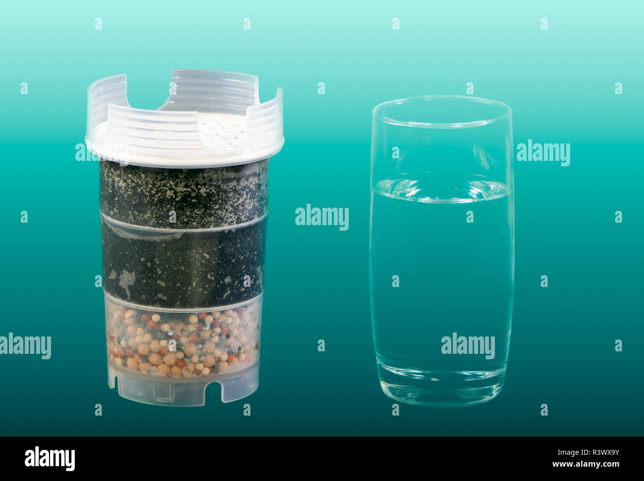 Purificación de agua con filtro de carbón activo y un vaso de agua potable  fresca y limpia Fotografía de stock - Alamy