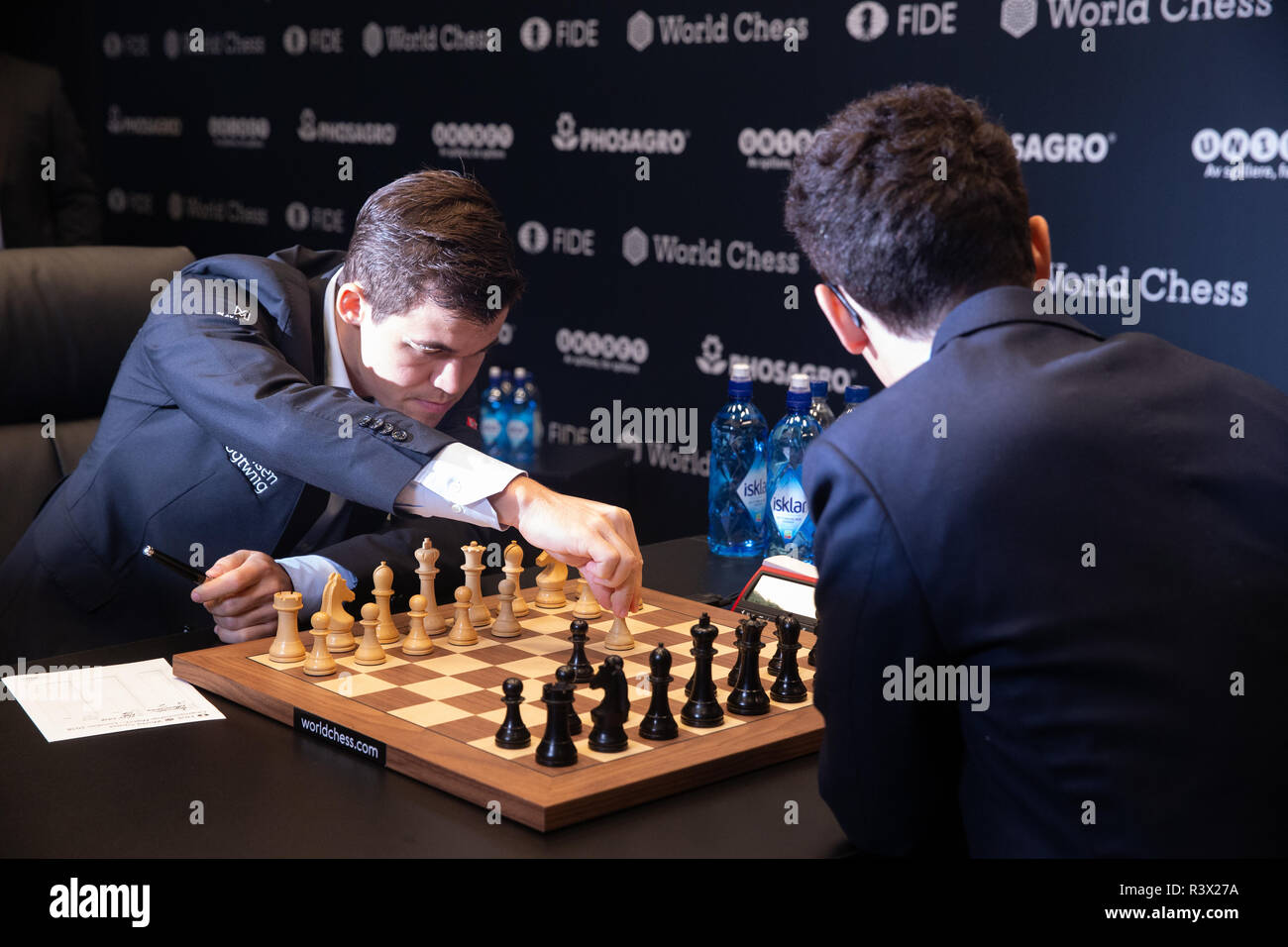 Número uno mundial del ajedrez, Magnus Carlsen juega número dos mundial,  Fabiano Caruana, por el título de campeón mundial de ajedrez Fotografía de  stock - Alamy