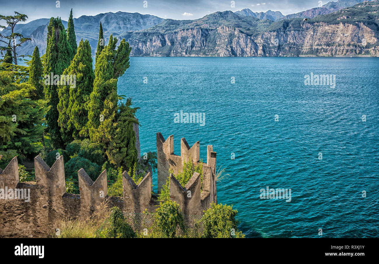Vistas al Lago de Garda desde los muros del castillo de Malcesine, Verona, Italia Foto de stock
