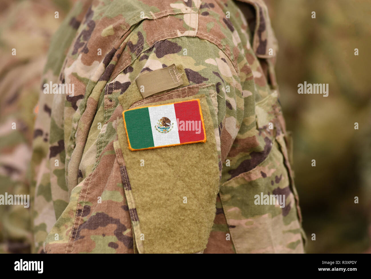 La bandera de México en soldados brazo (collage). Foto de stock