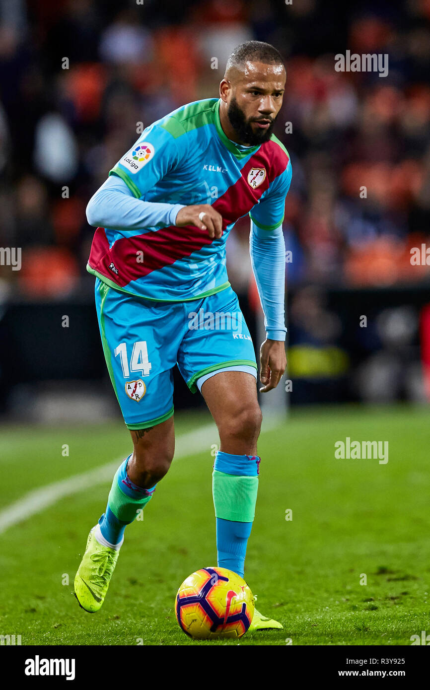 Mestalla Valencia Espana 24 Nov 2018 La Liga De Futbol Valencia Vs Rayo Vallecano Bebe De Rayo Vallecano Sobre La Bola Credito Ademas De Los Deportes De Accion Alamy Live News Fotografia De