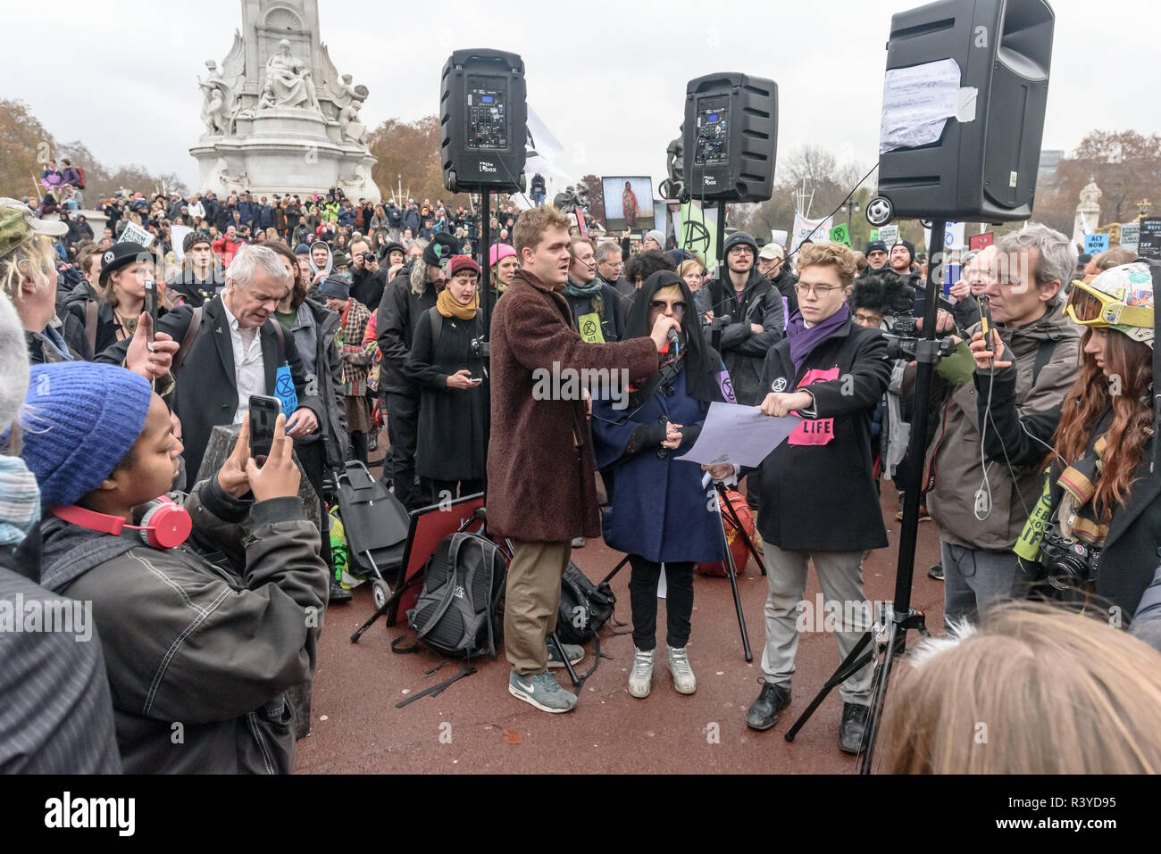 Londres, Reino Unido. El 24 de noviembre de 2018. La Extinción rebelión procesión fúnebre llega a las puertas del Palacio de Buckingham. Gail Bradbrook leer una carta de extinción rebelión a la Reina, pidiéndole que guarde su país y en el mundo, insistiendo en el hecho de que el gobierno tome acción urgente sobre el clima y presionar a otros gobiernos a que también lo hagan, y a los activistas de la rebelión declaración repetida una vez más. Luego vinieron a personas ponen sus coronas, flores y otras cosas que ellos habían traído sobre el ataúd en silencio, después de lo cual hubo música y baile y me fui. Peter Marshall/Alamy Live News Foto de stock
