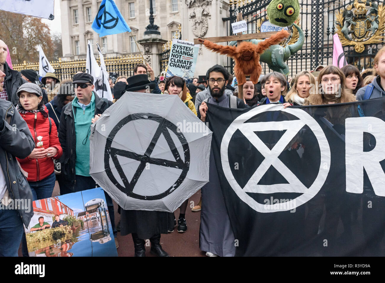Londres, Reino Unido. El 24 de noviembre de 2018. La Extinción rebelión procesión fúnebre se sitúa delante de la entrada del Palacio de Buckingham. Gail Bradbrook leer una carta de extinción rebelión a la Reina, pidiéndole que guarde su país y en el mundo, insistiendo en el hecho de que el gobierno tome acción urgente sobre el clima y presionar a otros gobiernos a que también lo hagan, y a los activistas de la rebelión declaración repetida una vez más. Luego vinieron a personas ponen sus coronas, flores y otras cosas que ellos habían traído sobre el ataúd en silencio, después de lo cual hubo música y baile y me fui. Peter Marshall/Alamy Live News Foto de stock