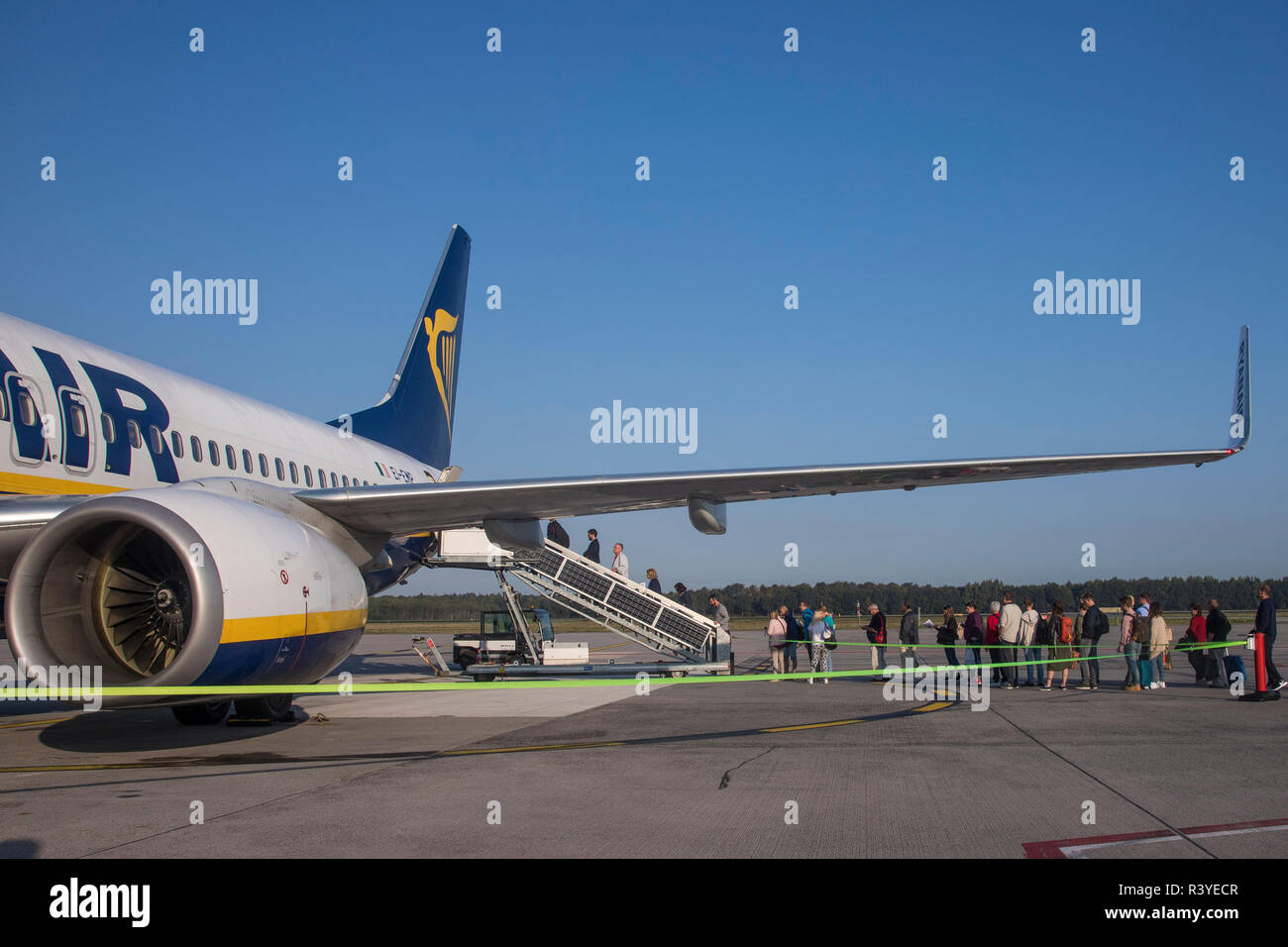 Los pasajeros que abordan en avión Boeing 737-800 de Ryanair en el aeropuerto de Eindhoven, Países Bajos. Europa Ryanair es la mayor compañía aérea de bajo con un único tipo flota