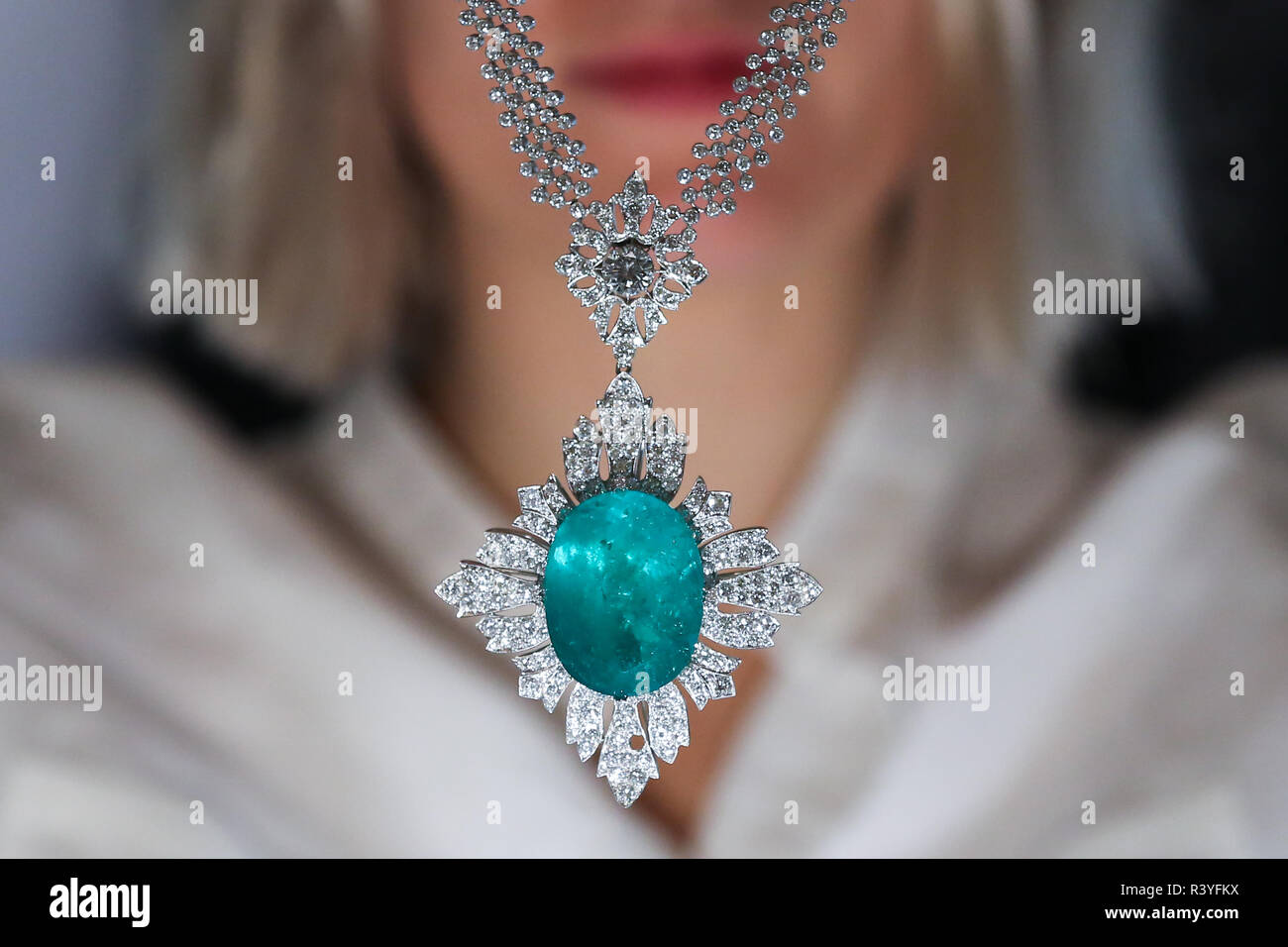 Un técnico es visto sosteniendo un colgante Collar de diamantes y esmeraldas (est - £40.000 - 60.000) a partir de la colección personal Vishnevskaya. La subasta de Rostropovich Vishnevskaya. La Colección Privada toma en Sotheby's de Londres el 28 de noviembre de 2018. Foto de stock