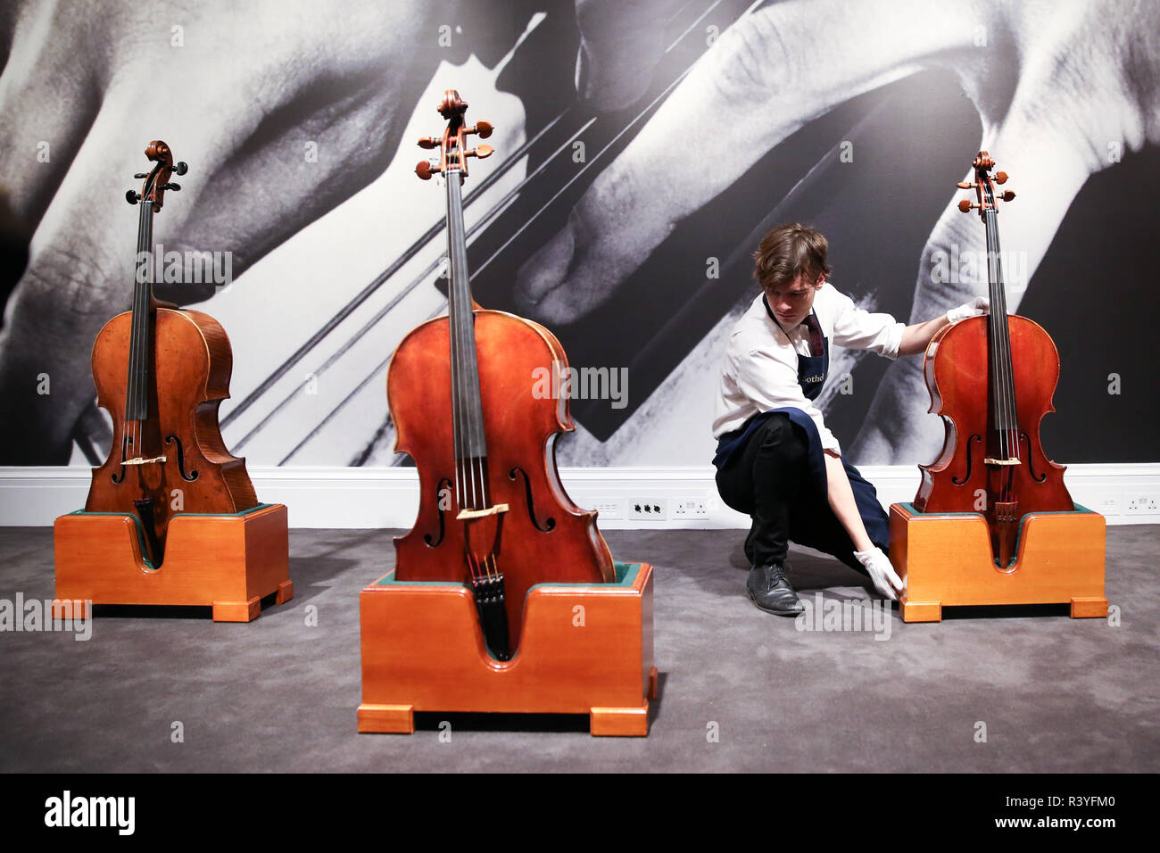 Un técnico se ve puesta Giovanni Battista Guadagnini. Un Cello, Turín, 1783 para mostrar como parte de la colección privada de Rostropovich. (Est - £1.000.000 - 1.500.000). La subasta de Rostropovich Vishnevskaya. La Colección Privada tiene lugar en Sotheby's de Londres el 28 de noviembre de 2018. Foto de stock