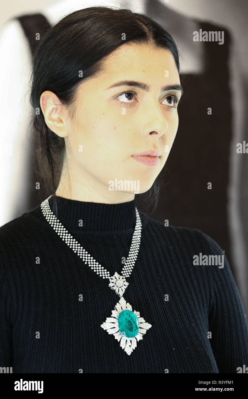 Una mujer es visto portando un colgante Collar de diamantes y esmeraldas (est - £40.000 - 60.000) a partir de la colección personal Vishnevskaya. La subasta de Rostropovich Vishnevskaya. La Colección Privada tiene lugar de Sotheby's en Londres el 28 de noviembre de 2018. Foto de stock