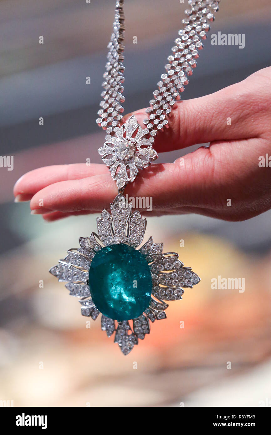 Un técnico es visto sosteniendo un colgante Collar de diamantes y esmeraldas (est - £40.000 - 60.000) a partir de la colección personal Vishnevskaya. La subasta de Rostropovich Vishnevskaya. La Colección Privada tiene lugar en Sotheby's de Londres el 28 de noviembre de 2018. Foto de stock