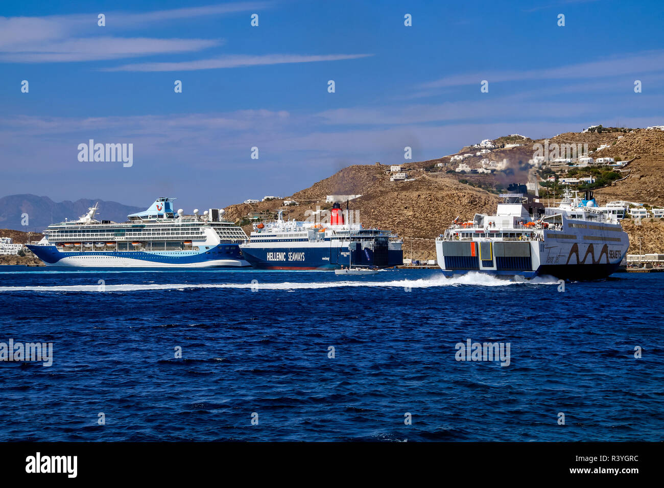 Los transbordadores de pasajeros y un crucero en el puerto de Mykonos en la  isla de Mykonos, en las Cícladas, grupo en el Mar Egeo Grecia Fotografía de  stock - Alamy