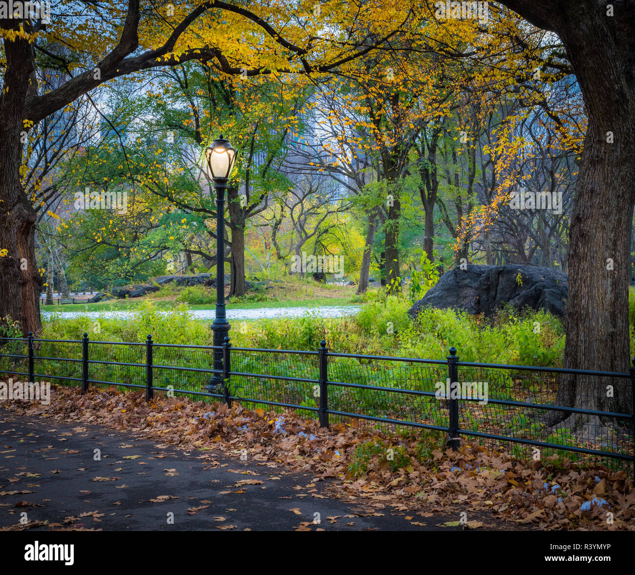 Fuente Bethesda terraza y vistas al lago en el Central Park de Nueva York. La fuente está situada en el centro de la terraza. Bethesda Terrac Foto de stock