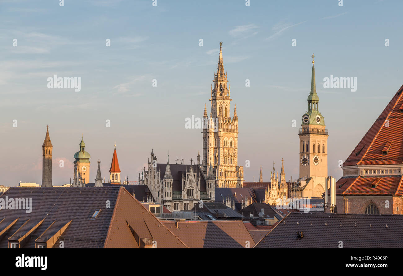 Ver en Torres, Antiguo y Nuevo Ayuntamiento y la iglesia de San Pedro, Alter Peter, Munich, Alemania Foto de stock