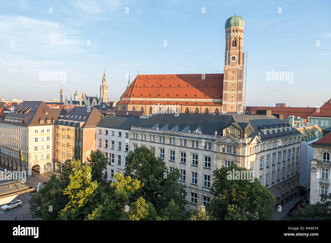 Vista de la Iglesia de Nuestra Señora, la catedral de Munich, trasero de New Town Hall, Munich, Alemania Foto de stock