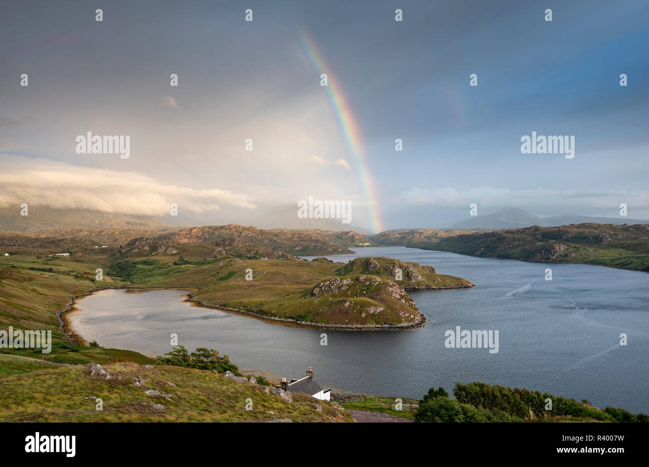 Luz ambiente con arco iris sobre la entrada del mar Loch Inchard, Kinlochbervie, Sutherland, Noroeste de Highlands, Escocia Foto de stock