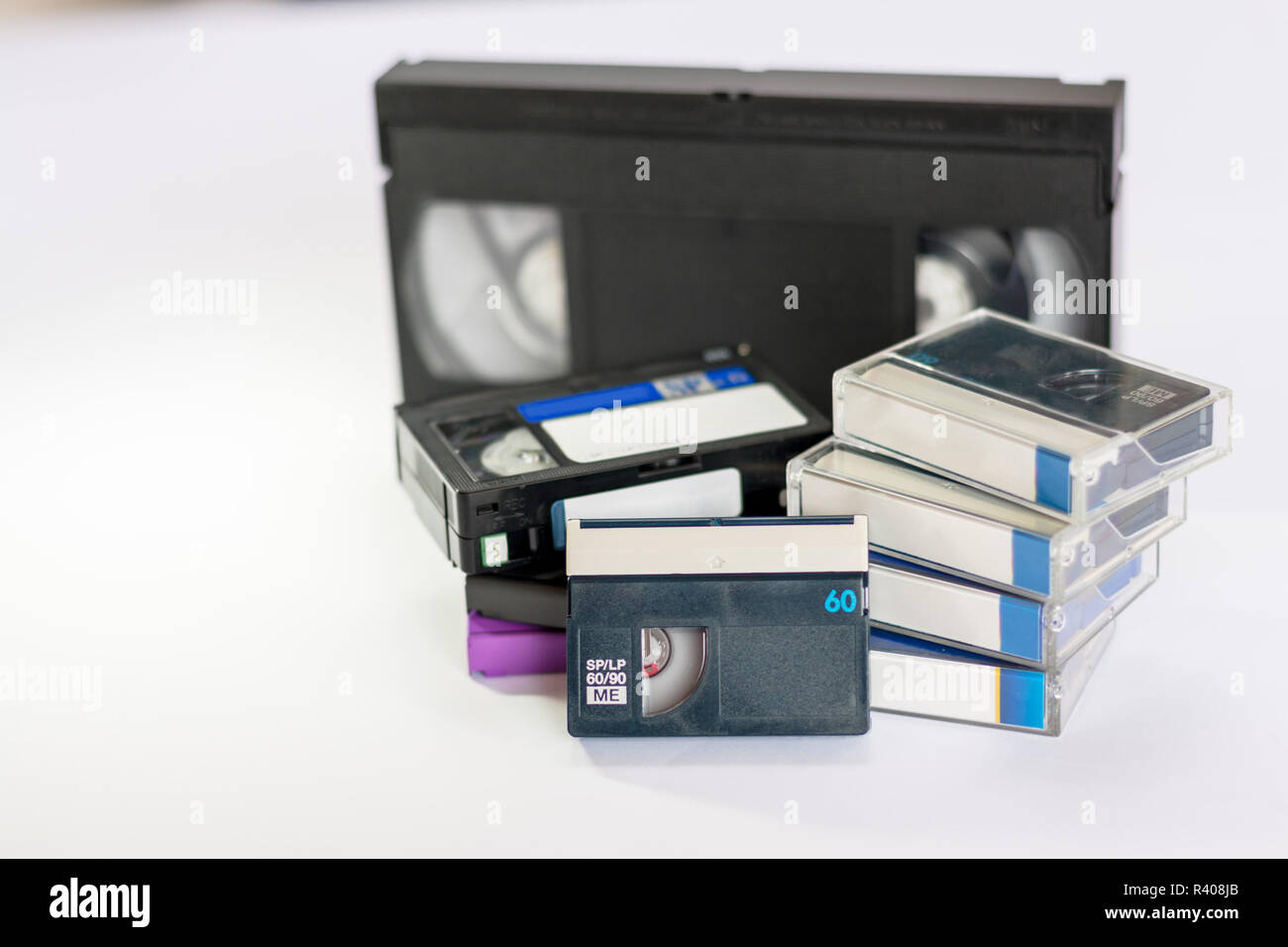 Mini DV y cintas de vídeo VHS aislado en blanco Fotografía de stock - Alamy