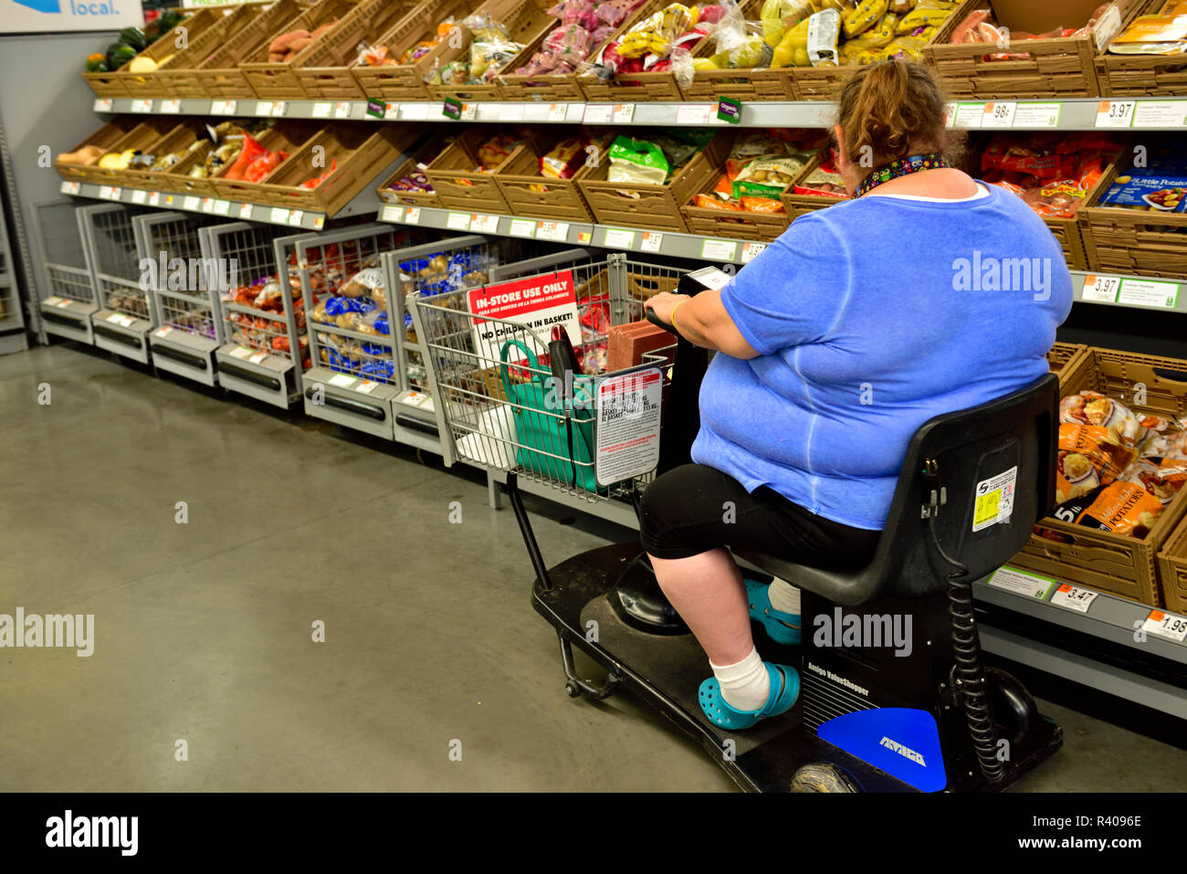 Grande, pesado mujer shopper en la tienda scooter eléctrico sólo para uso  comercial Fotografía de stock - Alamy
